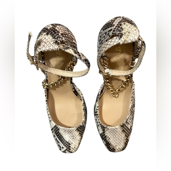 Shoe Dazzle Faux Snake 4” heels with a gold chain detail. Size 7.5, EUC - Picture 2 of 5